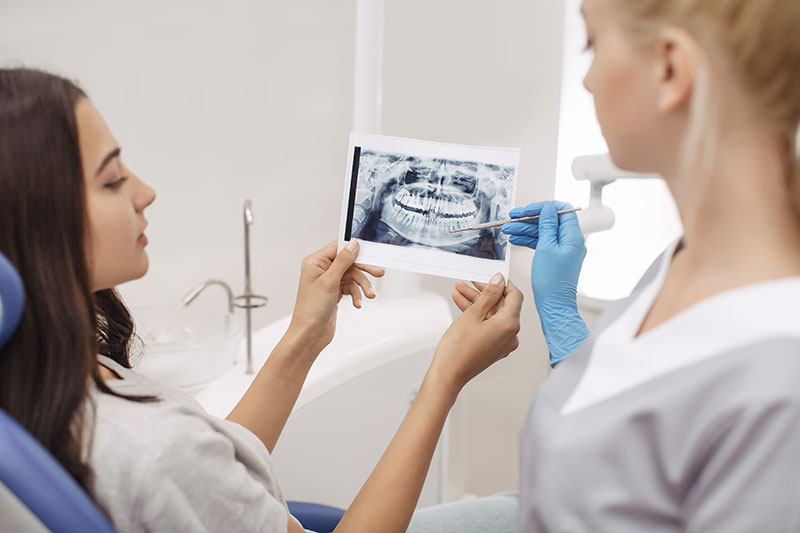 dentist-showing-x-ray-image-to-patient-4T8SHFC-(1)